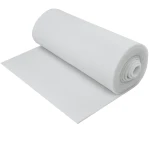 Pełna rolka białej maty filtracyjnej pociętej na wymiar 100x100 cm.