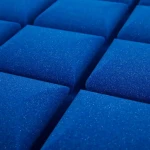 Zbliżenie na strukturę niebieskiej pianki akustycznej Kostka Wypukła 3D