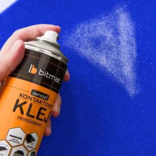 Montaż panelu akustycznego za pomocą kleju w sprayu Bitmat K-500