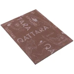 Brązowa mata wygłuszająca 2w1 StP Qattara 37x47 cm ułożona pod kątem na białym tle.