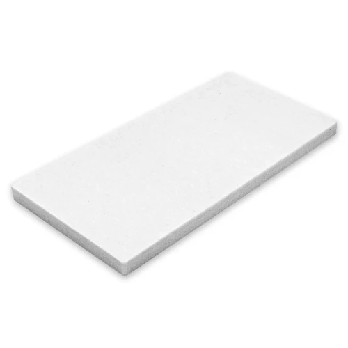 Ułożony płasko biały, pochłaniający poliestrowy panel akustyczny PET o wymiarach 50x100cm i grubości 5cm.
