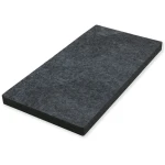 Płasko ułożony czarny, pochłaniający poliestrowy panel akustyczny PET o wymiarach 50x100cm i grubości 5cm.