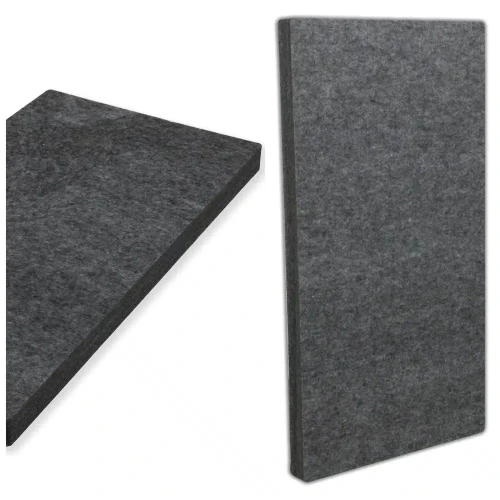 Dwa czarne poliestrowe panele akustyczne PET 50x100cm (pochłaniające, grubość 5cm) ustawione pionowo jeden za drugim.