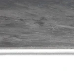 Płaski fragment czarnej maty wygłuszającej ukazujący jej lekko porowatą, chropowatą powierzchnię.