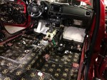 Czerwona Mazda 6 w trakcie kompleksowego wyciszania wnętrza kabiny przy użyciu materiałów marki Bitmat