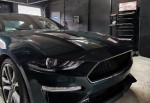 Czarny Ford Mustang Bullit w warsztacie, przygotowany do wygłuszenia materiałami Bitmat