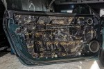 Drzwi Forda Mustanga w pełni wyklejone srebrną matą alubutylową oraz folią aluminiową Bitmat
