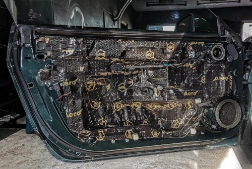 Drzwi Forda Mustanga w pełni wyklejone srebrną matą alubutylową oraz folią aluminiową Bitmat