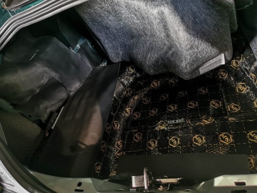 Druga warstwa wygłuszenia bagażnika w Mustangu wykonana z czarnej pianki kauczukowej Bitmat K9s