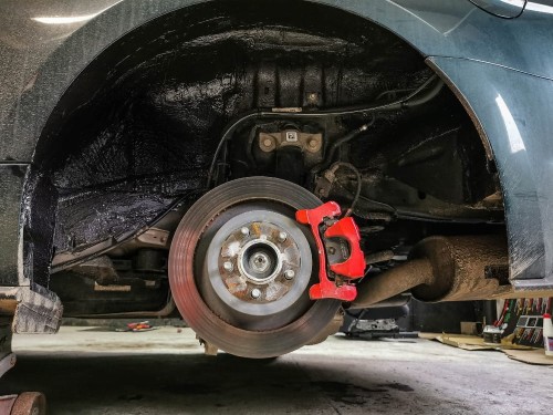 Nadkole Forda Mustanga zabezpieczone płynną masą wygłuszającą i antykorozyjną Bitmat