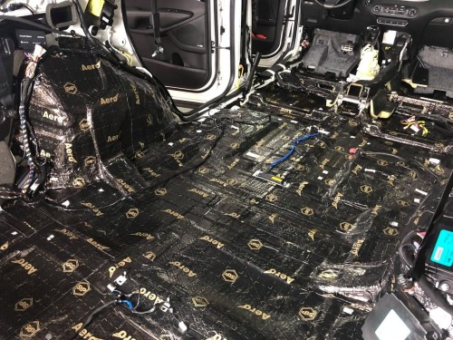 Podłoga kabiny w modelu Kia Sorento w trakcie precyzyjnego wyklejania lekką antyrezonansową matą butylową marki Bitmat