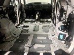 Przygotowana do dalszej izolacji podłoga samochodu Kia Sorento szczelnie pokryta pierwszą warstwem wyciszenia Bitmat