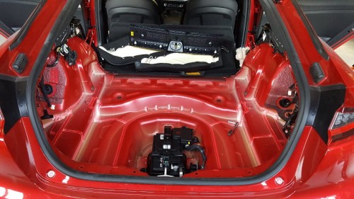 Wnęka koła zapasowego i podłoga bagażnika w modelu Kia Stinger starannie wyklejona antyrezonansową matą alubutylową Bitmat