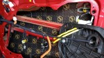 Wewnętrzna konstrukcja drzwi bocznych w Kia Stinger wyklejona profesjonalną matą wygłuszającą Bitmat redukującą wibracje