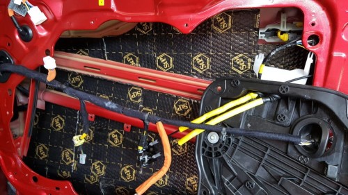 Wewnętrzna konstrukcja drzwi bocznych w Kia Stinger wyklejona profesjonalną matą wygłuszającą Bitmat redukującą wibracje