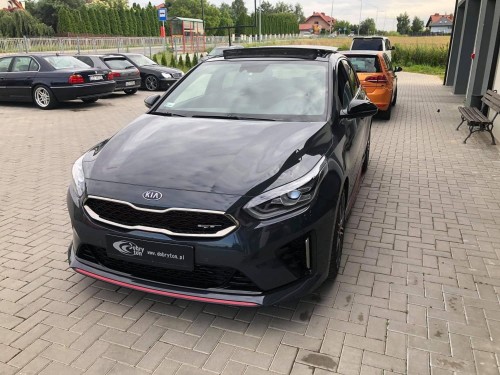 Ciemna KIA Ceed GT przed warsztatem przygotowana do kompleksowego wyciszenia wnętrza materiałami Bitmat