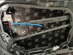 Szczegółowe ujęcie wyklejania w KIA Ceed GT profesjonalną matą antyrezonansową Bitmat