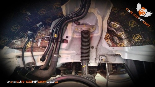 Pierwszy etap wygłuszania nadkoli w Kia Sportage za pomocą maty alubutylowej marki Bitmat redukującej wibracje