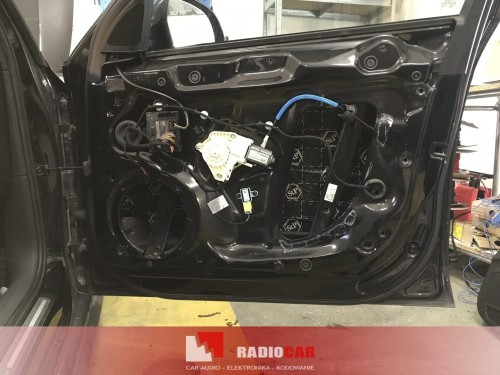 Montaż izolacji akustycznej Bitmat 1,8 mm wewnątrz drzwi Audi A4 B8