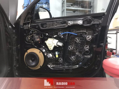Gotowy montaż mat Bitmat w drzwiach Audi A4 B8 – profesjonalne wygłuszenie