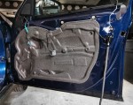 Zdemontowany boczek i odsłonięta blacha drzwi przednich w BMW X1 przed aplikacją materiałów izolacyjnych