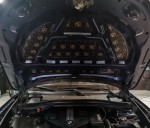 Wnęki w masce silnika BMW X1 wyklejone pierwszymi fragmentami maty alubutylowej Bitmat
