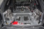 Zdemontowane wnętrze BMW X5, na podłogę naklejana jest pierwsza warstwa alubutylowej maty wygłuszającej Bitmat