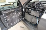 Poszycie drzwi BMW X5 z precyzyjnie zaklejonymi otworami technologicznymi za pomocą maty tłumiącej Bitmat