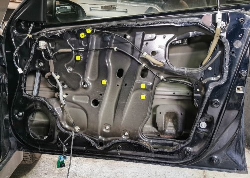 Honda Accord izolacja drzwi materiałami Bitmat