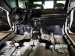 Wnętrze kabiny Hondy Civic X z widoczną gołą blachą podłogi przygotowane do aplikacji izolacji akustycznej Bitmat