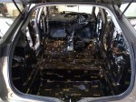 Pierwszy etap wygłuszania podłogi i nadkoli w modelu Honda Civic UFO przy użyciu antyrezonansowej maty alubutylowej marki Bitmat