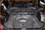 Proces wygłuszania ścian bocznych i nadkoli wewnętrznych w Honda Civic Type R materiałami marki Bitmat