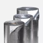 Zestawienie trzech stojących rolek samoprzylepnej pianki kauczukowej powlekanej aluminium, prezentujące różne grubości materiału.