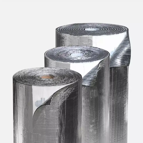 Zestawienie trzech stojących rolek samoprzylepnej pianki kauczukowej powlekanej aluminium, prezentujące różne grubości materiału.