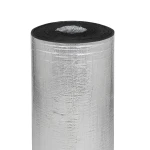Pionowo ustawiona, zwinięta rolka maty izolacyjnej z pianki kauczukowej zabezpieczonej z obu stron aluminium.