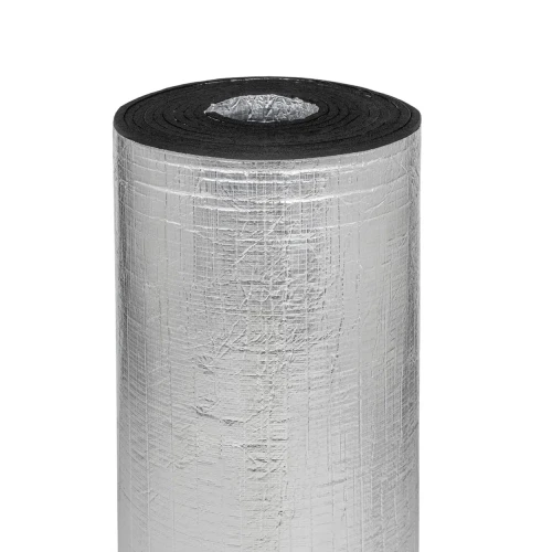 Pionowo ustawiona, zwinięta rolka maty izolacyjnej z pianki kauczukowej zabezpieczonej z obu stron aluminium.