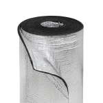 Pionowo ustawiony arkusz pianki kauczukowej z warstwą aluminium, uformowany w otwarty rulon.