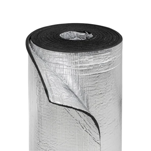 Pionowo ustawiony arkusz pianki kauczukowej z warstwą aluminium, uformowany w otwarty rulon.