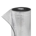 Stojąca, lekko rozwinięta rolka kauczukowej pianki wygłuszającej i termicznej z widoczną aluminiową powłoką.