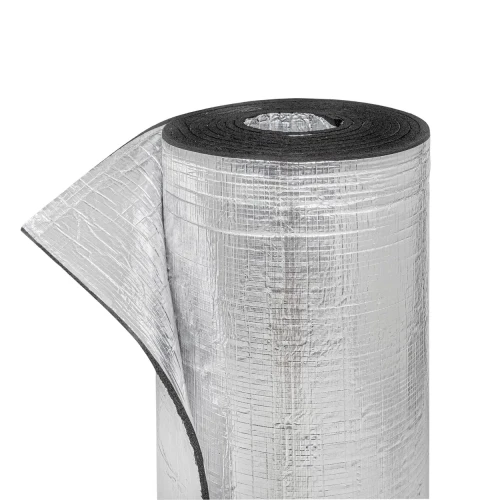 Stojąca, lekko rozwinięta rolka kauczukowej pianki wygłuszającej i termicznej z widoczną aluminiową powłoką.