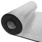 Leżąca rolka rozwijanej maty z pianki kauczukowej z obustronnym aluminium, prezentująca srebrną powierzchnię i czarny rdzeń.