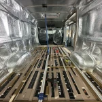 Wnętrze busa przygotowywanego na kampera, wyklejone matą kauczukową z aluminium jako izolatorem termicznym.