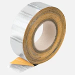 Rolka taśmy aluminiowej zbrojonej siatką z włókniny szklanej o szerokości 48 mm.