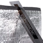 Proces cięcia pianki kauczukowej pokrytej warstwą aluminium za pomocą czarnego noża tapicerskiego.
