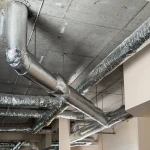 Gotowy, rozbudowany system rur wentylacyjnych pod sufitem, w całości zabezpieczony pianką kauczukową z aluminium.