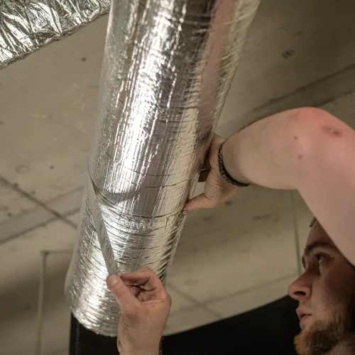 Klejenie taśmy zbrojonej na piankę kauczukową z aluminium