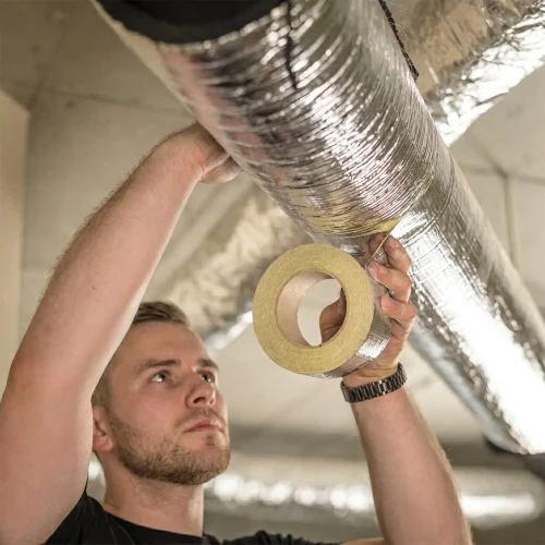 Montaż taśmy zbrojonej siatką z włókniny szklanej na piankę kauczukową z aluminium