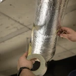 Taśma aluminiowa zbrojona wykorzystywana przy montażu izolacji akustycznej rur