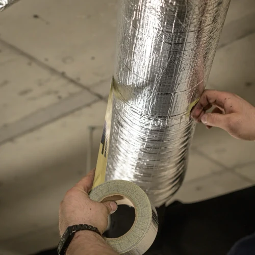 Taśma aluminiowa zbrojona wykorzystywana przy montażu izolacji akustycznej rur