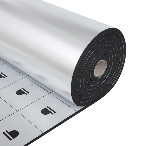 Poziomo ułożona rolka cienkiej maty izolacyjnej widoczny czarny rdzeń z pianki i powłoka aluminiowa w grubości 19 mm.